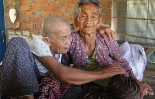 Hai chị em trăm tuổi gặp lại nhau sau 47 năm xa cách