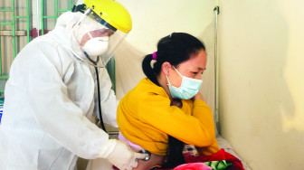 Những người không mặc blouse trắng giữa tâm bão