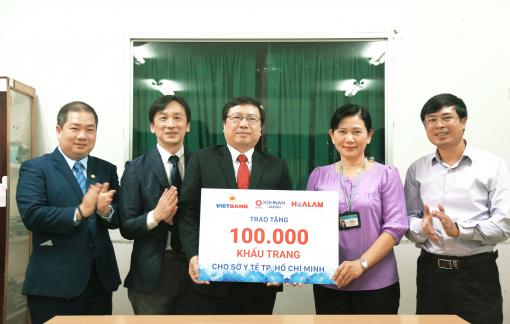 Vietbank, Hoa Lâm và Kohnan đến từ Nhật Bản tài trợ 100.000 khẩu trang
cho Sở Y tế TPHCM