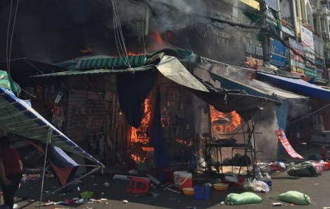 Cháy cửa hàng tạp hóa sát chợ Hạnh Thông Tây, nhiều người thoát chết trong gang tấc