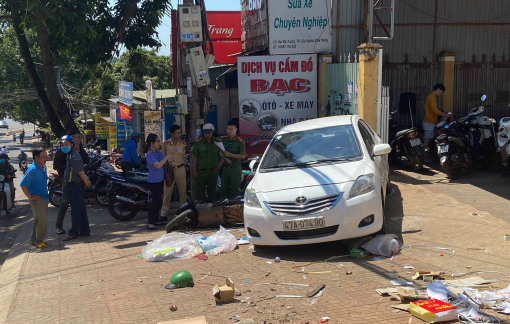 Xe ô tô trôi tự do và tông xe máy khiến 1 người phụ nữ tử vong