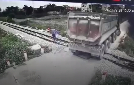Nhân viên gác chắn kịp ngăn đoàn tàu, cứu xe ben mắc kẹt trên đường ray