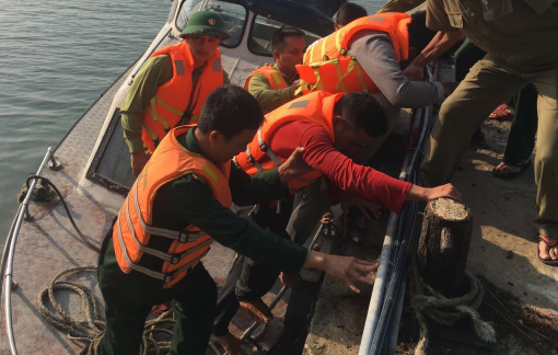 Sóng đánh vỡ mạn thuyền, 11 ngư dân Thanh Hóa thoát chết trong gang tấc