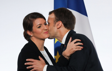 Nụ hôn chào kiểu Pháp ‘thất sủng’ vì COVID-19. Hơn 50% ca nhiễm nhập viện không có triệu chứng sốt