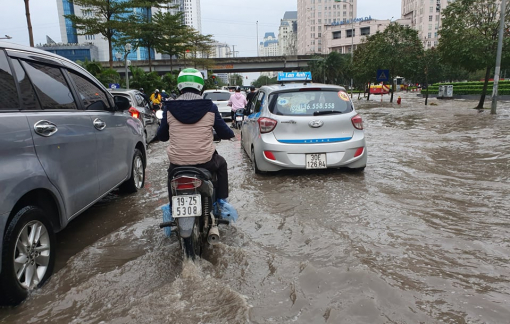 Hà Nội thành sông, nhiều ô tô gặp nạn sau cơn mưa