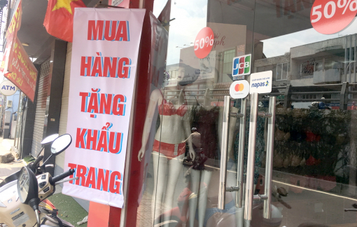 Nhiều cửa hàng thời trang rao tặng khẩu trang để nhử khách