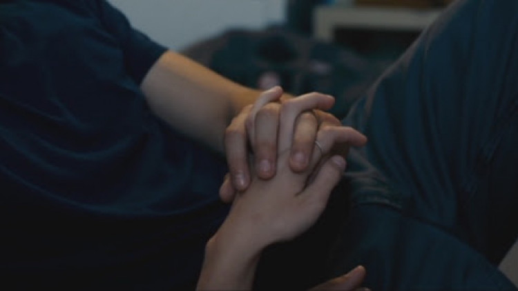 Nắm tay: Nắm tay là cách thể hiện tình cảm chân thành và sự kết nối giữa con người. Hãy xem hình ảnh nắm tay và cảm nhận tình yêu và sự chăm sóc giữa các cặp đôi.