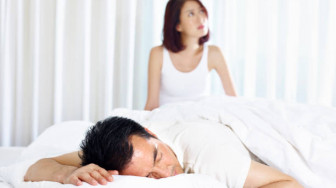 Chồng miễn cưỡng chuyện ấy