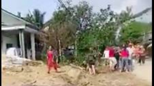 Người phụ nữ dùng gậy đánh gục cụ ông 74 tuổi