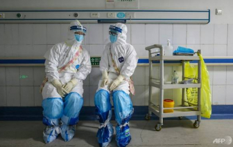 Các nữ y bác sĩ Trung Quốc tại tuyến đầu phải uống thuốc để tránh ngày “đèn đỏ”