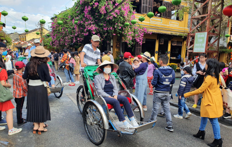 Hội An lấy mẫu kiểm tra 8 người đi cùng chuyến bay với bệnh nhân thứ 17 nhiễm COVID-19