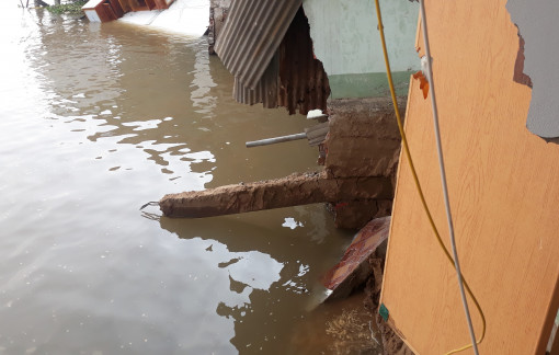 Cần Thơ: 5 căn nhà bất ngờ trôi xuống sông cuốn theo nhiều tài sản của dân