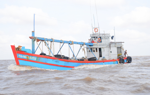 Cảnh sát biển bắt giữ tàu chở 80.000 lít dầu không rõ nguồn gốc