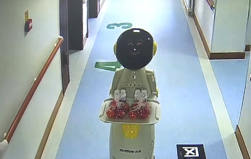 Clip: Robot y tá phục vụ bệnh nhân trong khu cách ly COVID-19
