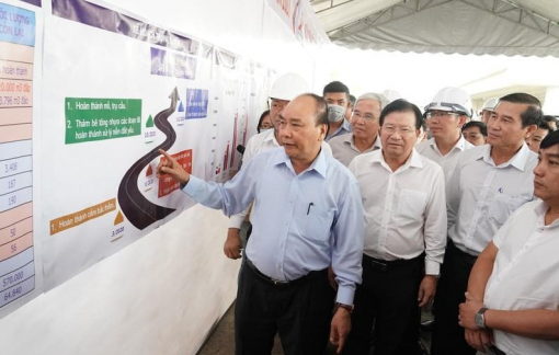 Thủ tướng Nguyễn Xuân Phúc thị sát cao tốc Trung Lương - Mỹ Thuận