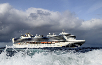 Các chuyến bay dài và du lịch đường biển có nguy cơ cao lây nhiễm COVID-19