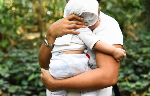 Xót xa chuyện mẹ bán con tại Philippines