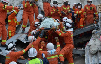 Người đàn ông được giải cứu sau 69 giờ trong vụ sập khách sạn cách ly COVID-19 tại Trung Quốc