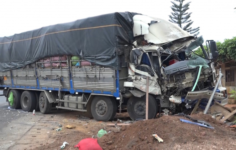 Xe tải "đấu đầu" xe khách giường nằm khiến 6 người bị thương