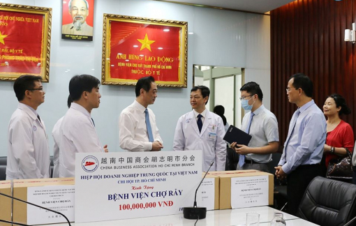 Tổng lãnh sự Trung Quốc thăm và tặng khẩu trang cho Bệnh viện Chợ Rẫy