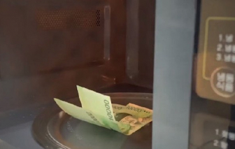 Khử trùng tiền bằng lò vi sóng, người đàn ông Hàn Quốc hối hận không kịp