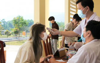 Chữa COVID-19, không đợi đến lúc giàu mới... nhân đạo