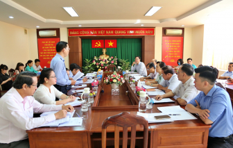 Dịch tài liệu sang 3 thứ tiếng, vận động người nước ngoài đi kiểm tra y tế