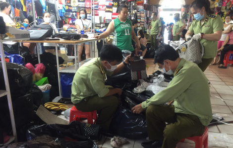 Tạm giữ gần 1.500 đồng hồ, mắt kính giả tại chợ Bến Thành, Sài Gòn Square