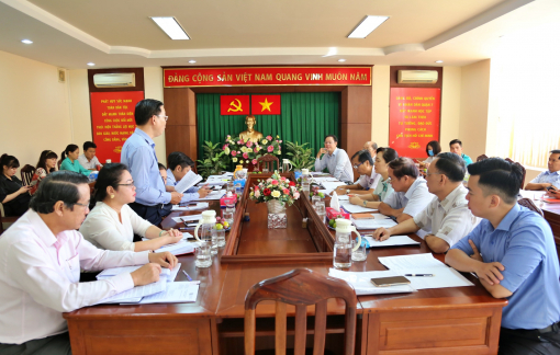 Dịch tài liệu sang 3 thứ tiếng, vận động người nước ngoài đi kiểm tra y tế