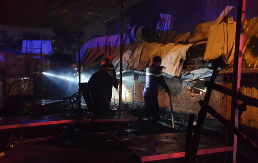 3 ki ốt liền kề bị thiêu rụi lúc rạng sáng ở Bình Dương