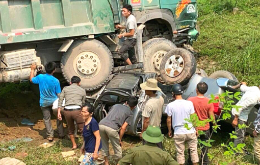 Ba người mắc kẹt trong chiếc ô tô bán tải bị "vò nát" dưới gầm xe tải
