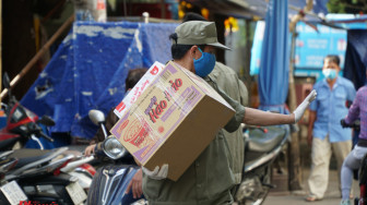 Chung cư Hòa Bình cách ly, cả khu phố chung tay phòng dịch