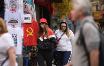 Du lịch đến Việt Nam nhưng không đeo khẩu trang, khách nước ngoài nói gì?