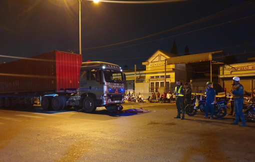 Xe máy kẹp 3 chạy ngược chiều lao vào xe container, 3 người thương vong