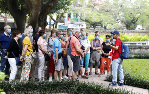 Việt Nam yêu cầu người nước ngoài phải đeo khẩu trang nơi công cộng