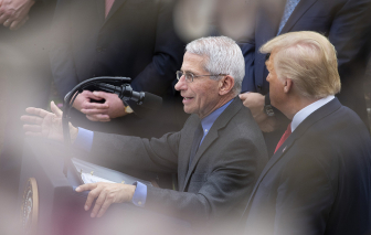 Chuyên gia y tế hàng đầu cảnh báo giới trẻ Mỹ "thờ ơ với COVID-19"