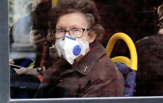 Hàng triệu người già ở Anh lo lắng trước nguy cơ bị cách ly