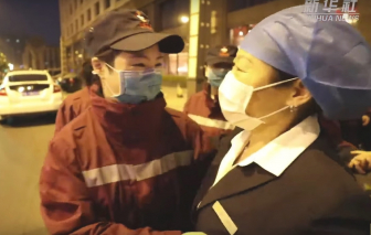 Clip: Nhân viên y tế xúc động rời Vũ Hán sau khi hoàn thành nhiệm vụ chống COVID-19