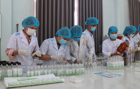 Trường đại học Buôn Ma Thuột pha chế hơn 4.500 lít dung dịch rửa tay sát khuẩn phòng COVID-19
