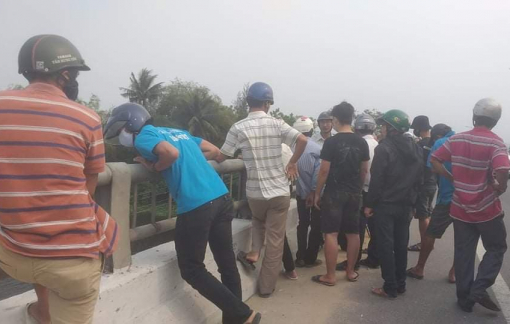 Bỏ xe trên cầu rồi đi nhậu, mọi người lặn tìm