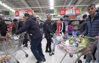 Người dân châu Âu và Úc hoảng loạn mua sắm giữa mùa dịch COVID-19