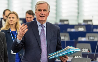 Trưởng đoàn đàm phán Brexit của châu Âu nhiễm COVID-19, Bộ trưởng Y tế Hà Lan ngã quỵ giữa phiên họp