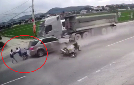 3 người bị xe tải "lùa" ô tô tông trúng khi đang chờ sang đường