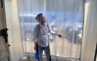 Quán cơm đầu tiên ở Sài Gòn trang bị buồng khử khuẩn toàn thân chống dịch COVID-19