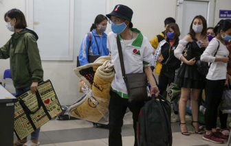 Sinh viên "chuyển nhà" trong đêm nhường chỗ cho người đi cách ly