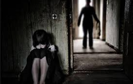 Khởi tố ông lão 60 tuổi dâm ô bé gái hàng xóm