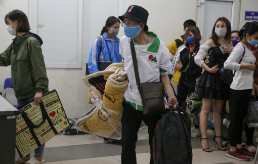 Sinh viên "chuyển nhà" trong đêm nhường chỗ cho người đi cách ly