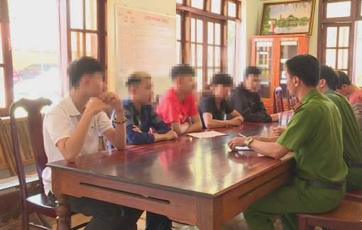 Nhóm thiếu niên 15, 16 tuổi hỗn chiến vì tiếng nẹt pô, đâm nhau mù mắt