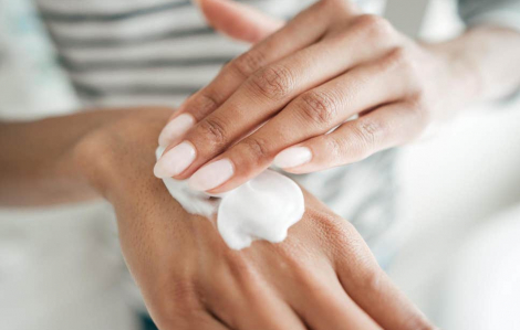 Chăm sóc da tay ra sao khi phải thường xuyên dùng nước khử trùng mùa dịch?