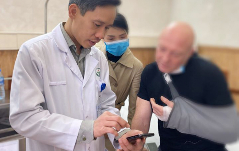 Nguy cơ bị tháo ngón tay, bệnh nhân Pháp gọi điện thoại cho bác sĩ Việt Nam và được bảo tồn